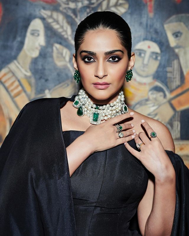 Fashioninsta Sonam Kapoor Strikes Again For GRAZIA Fashioninsta Sonam Kapoor Strikes Again For GRAZIA